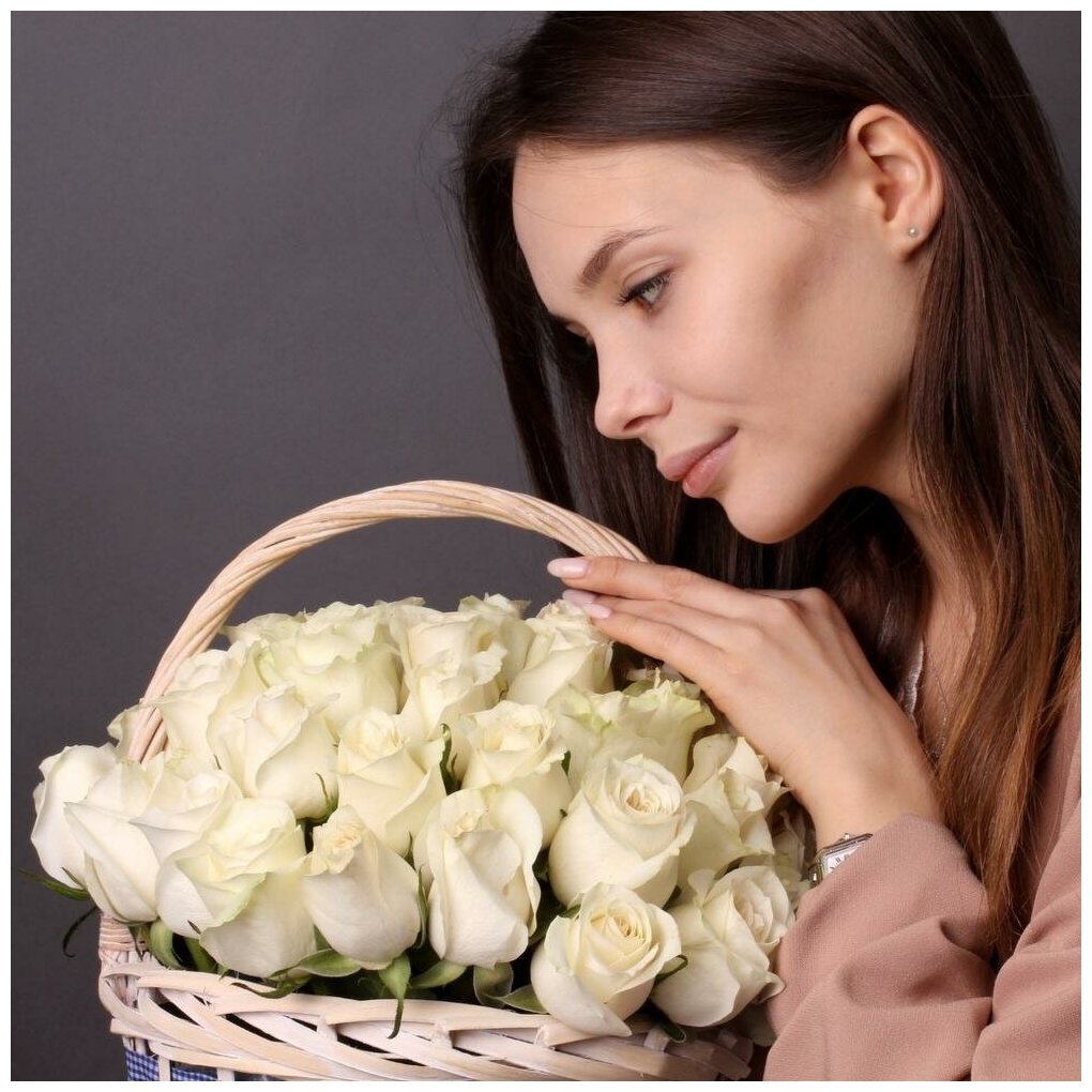 Идея для подарка: 101 белая роза в плетеной корзине
