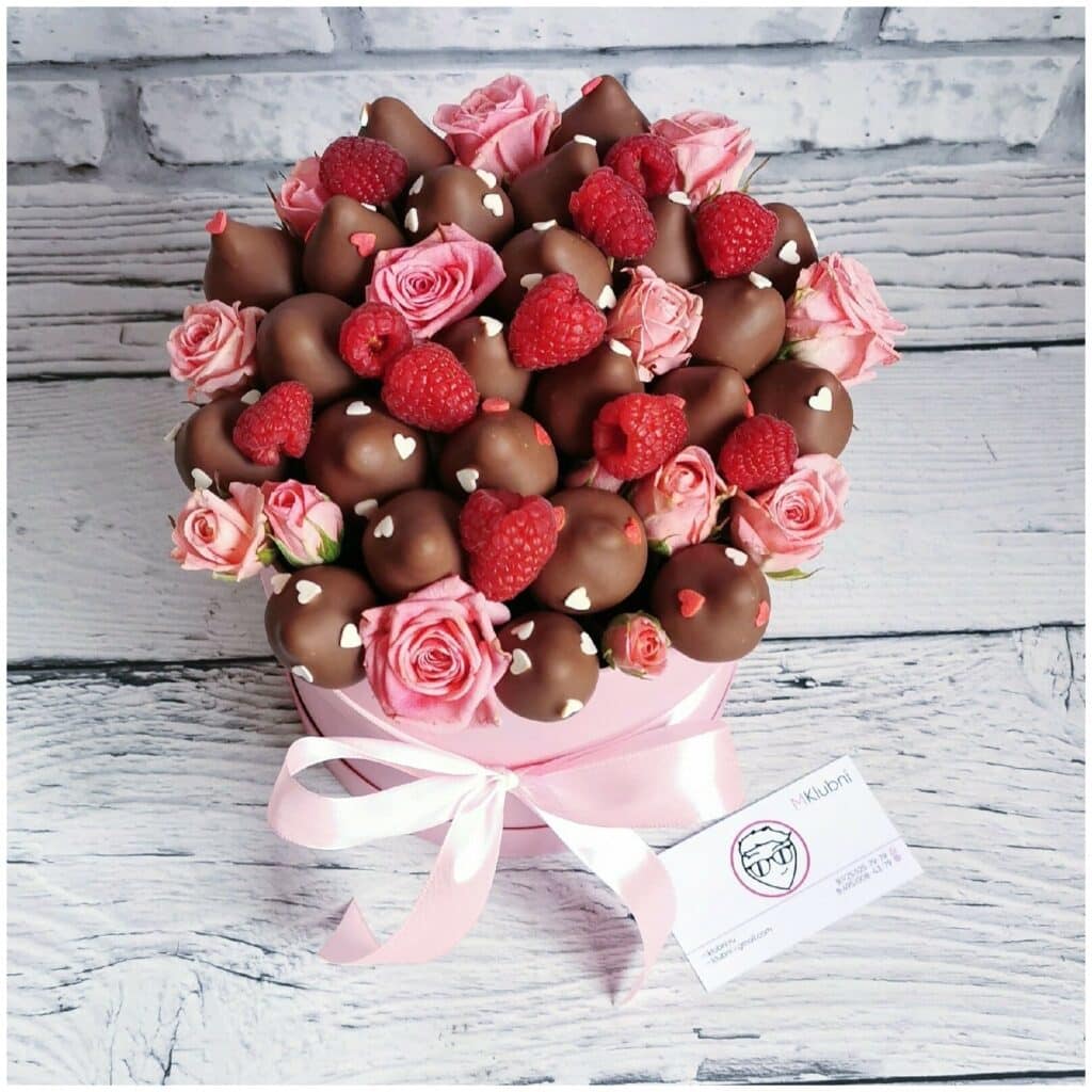 Идея для подарка: Букет из клубники В шоколаде С розами И малиной В шляпной коробке M №7
