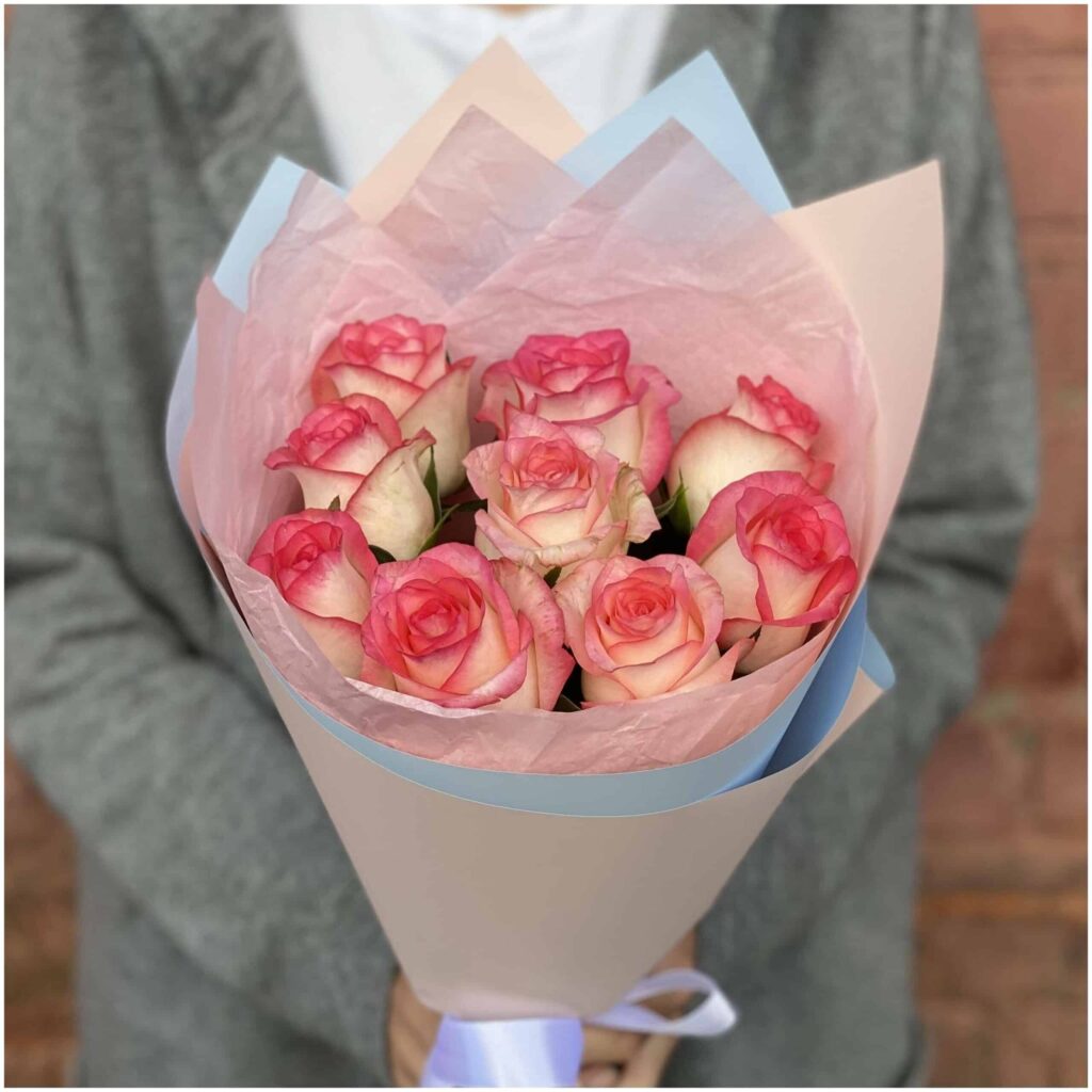 Идея для подарка: Букет живых цветов из 9 белых роз с розовой окантовкой Джумилия (40 см)