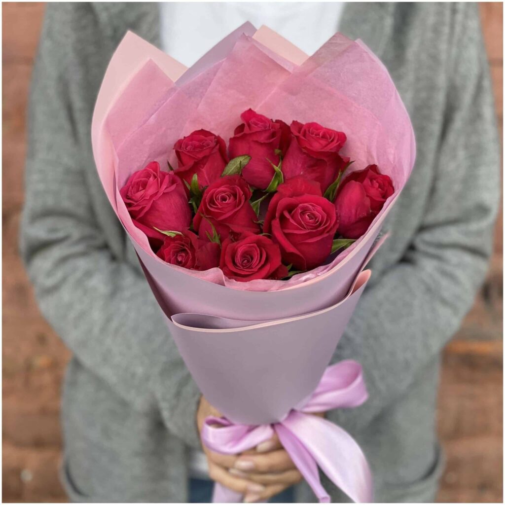 Идея для подарка: Букет живых цветов из 9 малиновых роз (40 см)