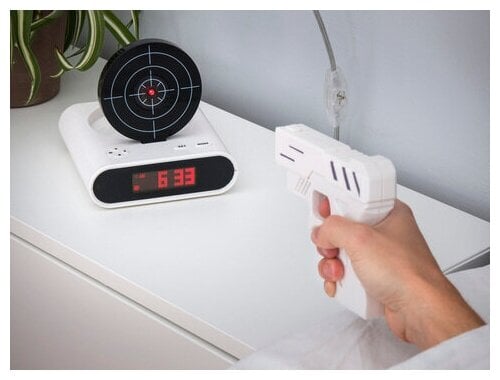 Идея для подарка: Часы-будильник с мишенью и лазерным пистолетом Gun Alarm Clock