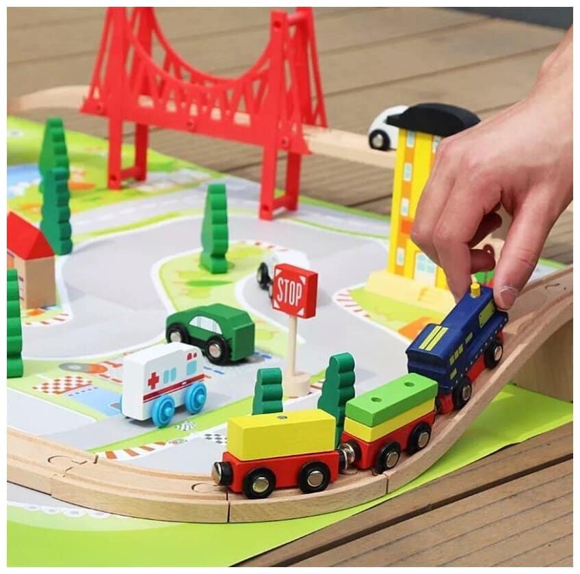 Идея для подарка: Детская развивающая деревянная железная дорога с электрическим поездом и дополнительными аксессуарами 108 деталей