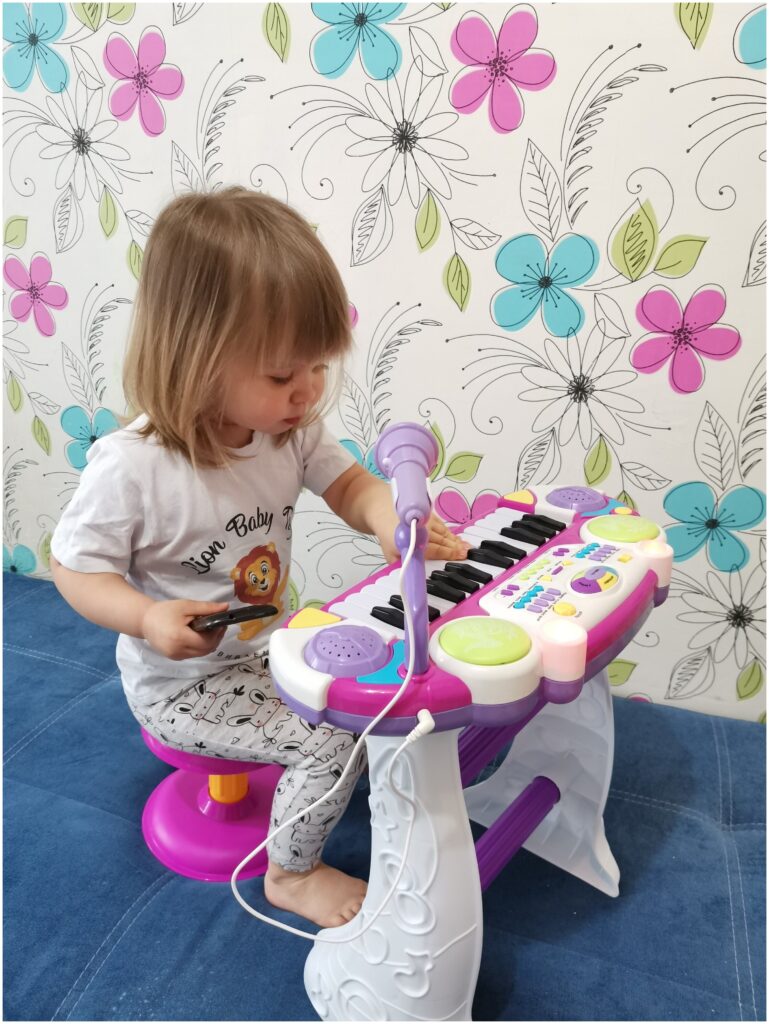 Идея для подарка: Детское пианино с микрофоном и стульчиком/синтезатор с микрофоном детский/музыкальный центр/пианино