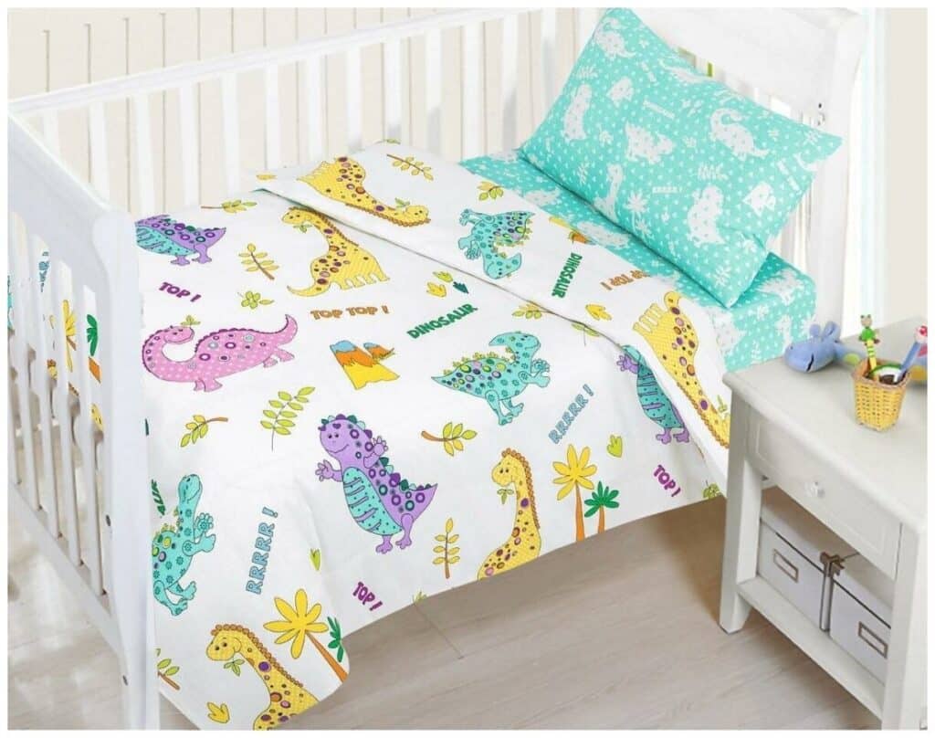 Идея для подарка девочке: Детский комплект постельного белья АртПостель «Динопарк» Ясельный, Бязь, динозавры, белый