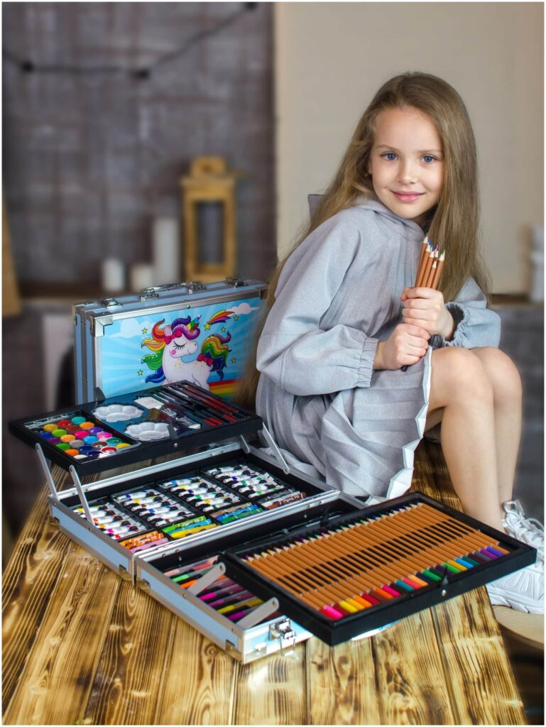 Идея для подарка девочке: Набор для рисования и творчества Bluepink Hearts с профессиональными компонентами. Чемодан Юный художник.