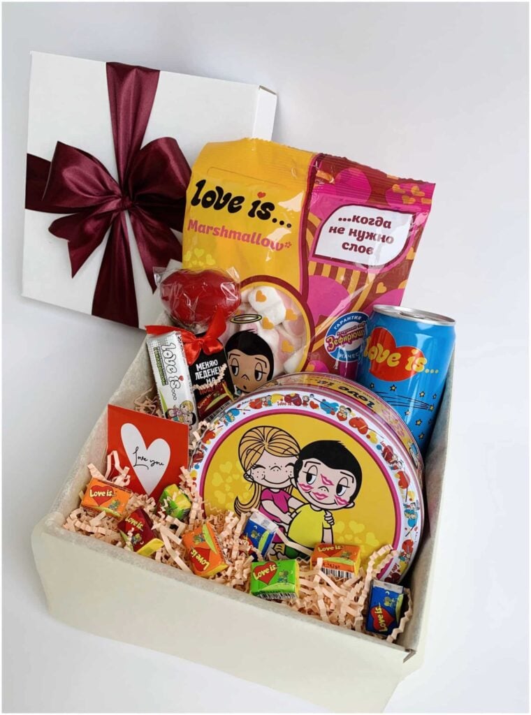 Идея для подарка девочке: Подарочный набор для женщин и мужчин Veribox "Love is ...", подарок маме на день рождения (сюрприз бокс со сладостями)