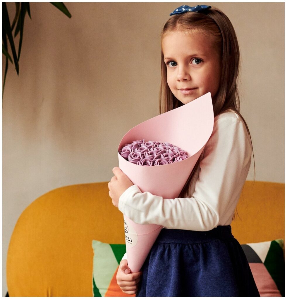 Идея для подарка девочке: Шоколадный букет. 19 шоколадных роз you&i. Бельгийский шоколад.