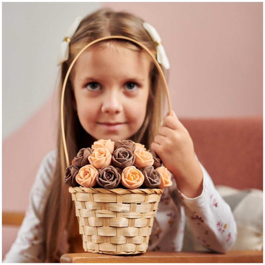 Идея для подарка девочке: Шоколадный букет. 27 шоколадных роз you&i в корзинке. Бельгийский шоколад.