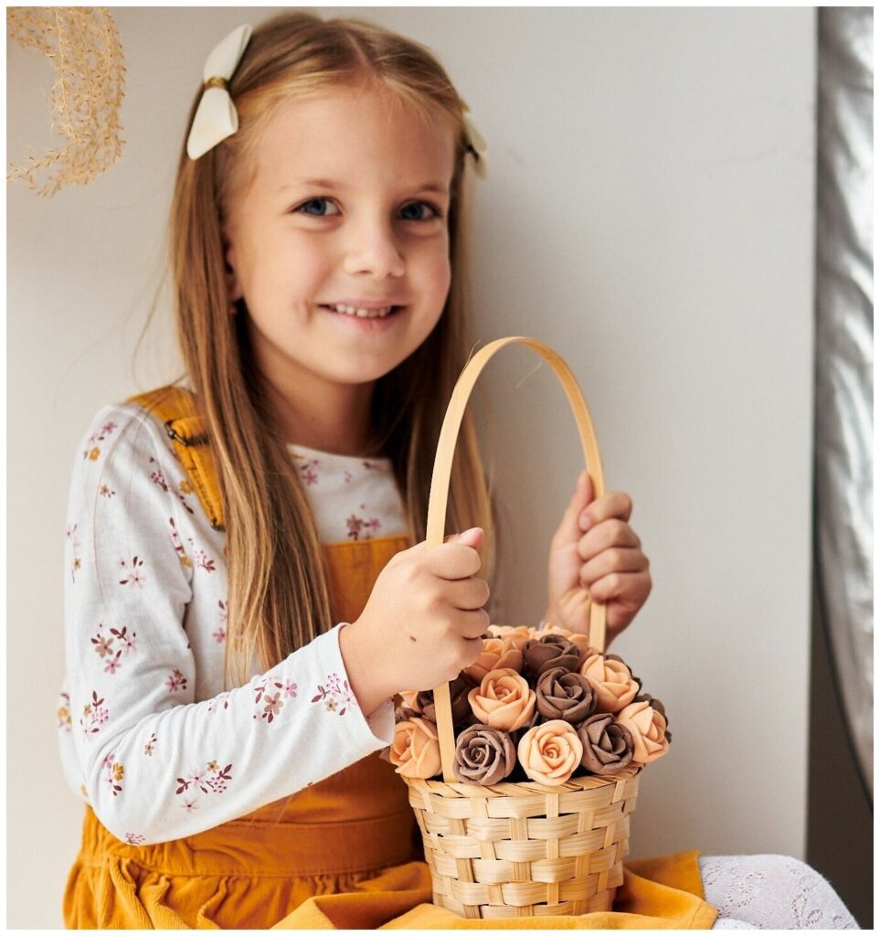 Идея для подарка девочке: Шоколадный букет. 27 шоколадных роз you&i в корзинке. Бельгийский шоколад.
