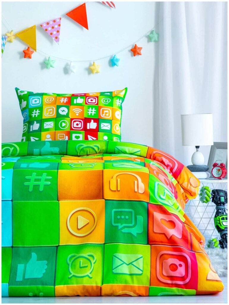 Идея для подарка мальчику: Постельное белье детское 1.5 спальное / комплект постельного белья 1.5 спальный бязь Juno 1 наволочка - 70х70 Социальные сети