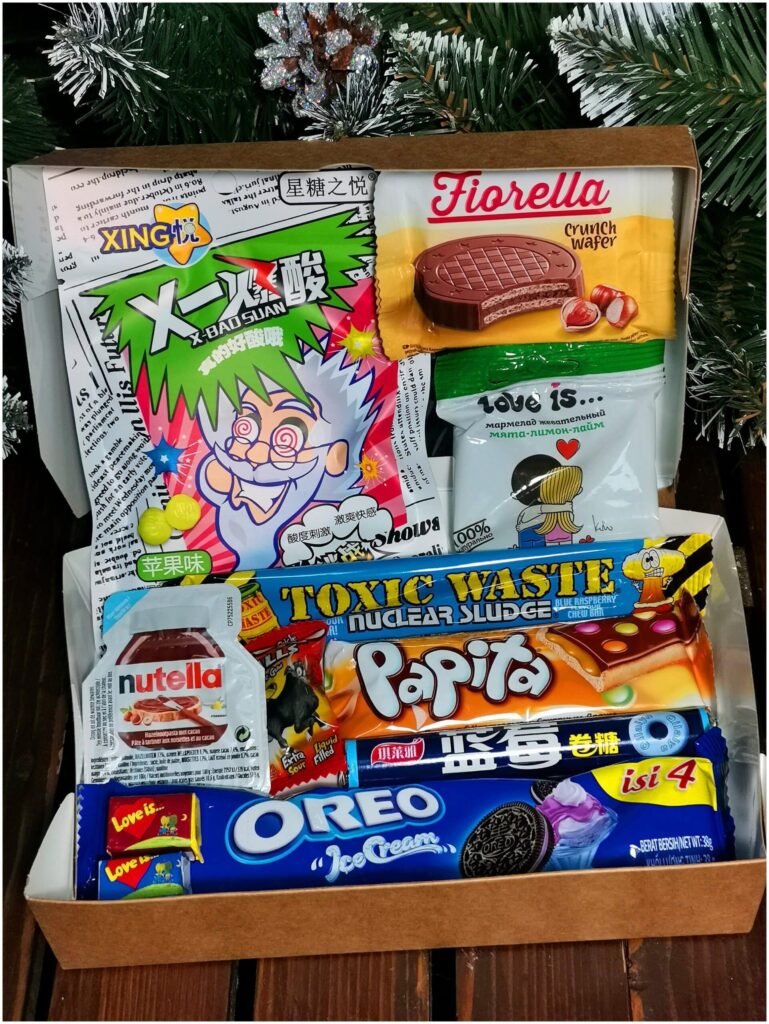 Идея для подарка мальчику: Сладкий бокс "WOWBESTBOX" / Набор импортных сладостей / Подарочный набор вкусняшек / Сладости из разных стран