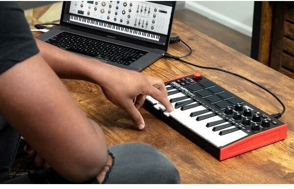 Идея для подарка: MIDI-клавиатура AKAI MPK Mini MKIII черный/красный