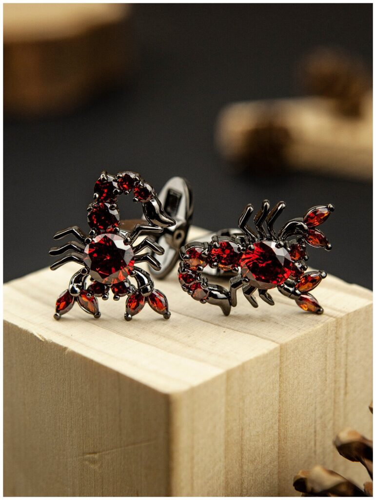 Идея для подарка мужчине: Запонки Скорпионы из темной стали с камнями рубинового цвета