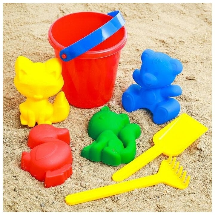 Идея для подарка: Набор для игры в песке №1: ведёрко, 4 формочки для песка, грабельки, лопатка, микс