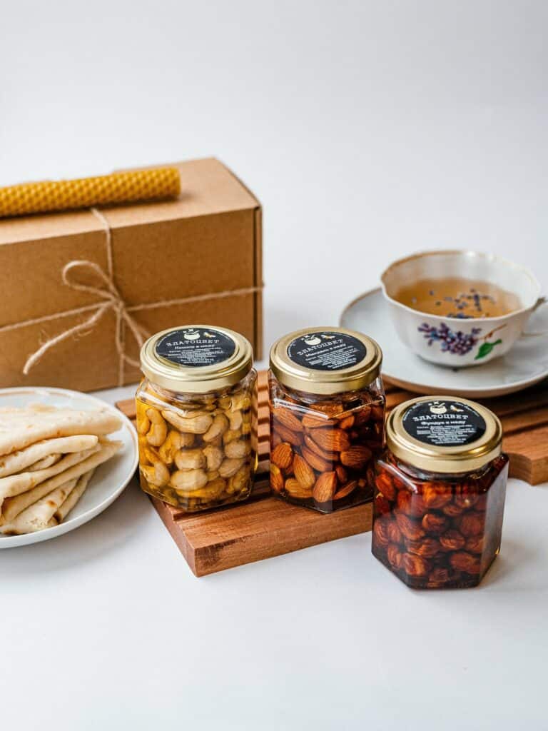 Идея для подарка: Набор из натурального меда , мёд с орехами , кешью, миндаль и фундук , свеча из вощины в подарок , набор меда 3 баночки , Златоцвет