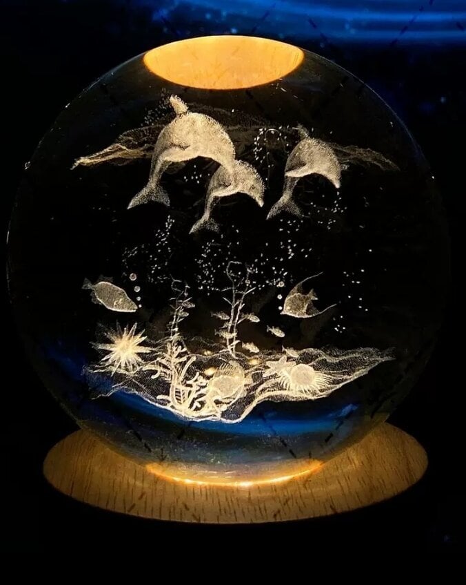 Идея для подарка: Ночник светильник 3D хрустальный шар 8см Подводный мир Дельфины/Самый лучший и креативный подарок/питание USB/Блок питания в комплект не входит