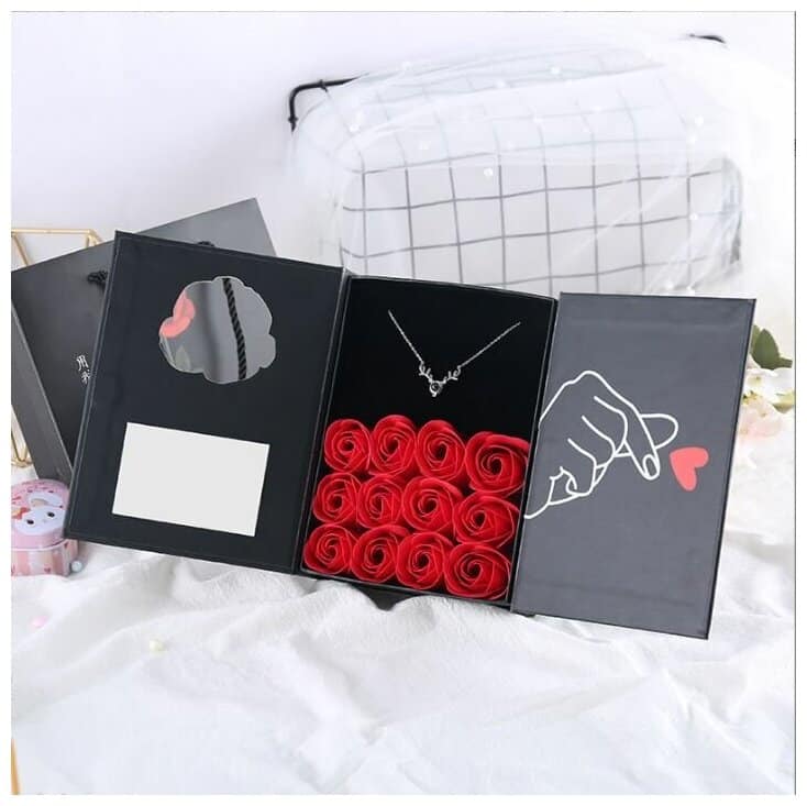 Идея для подарка: Подарочный набор 12 мыльных роз ожерелье "I love you" на 100 языках / Подарок для девушки
