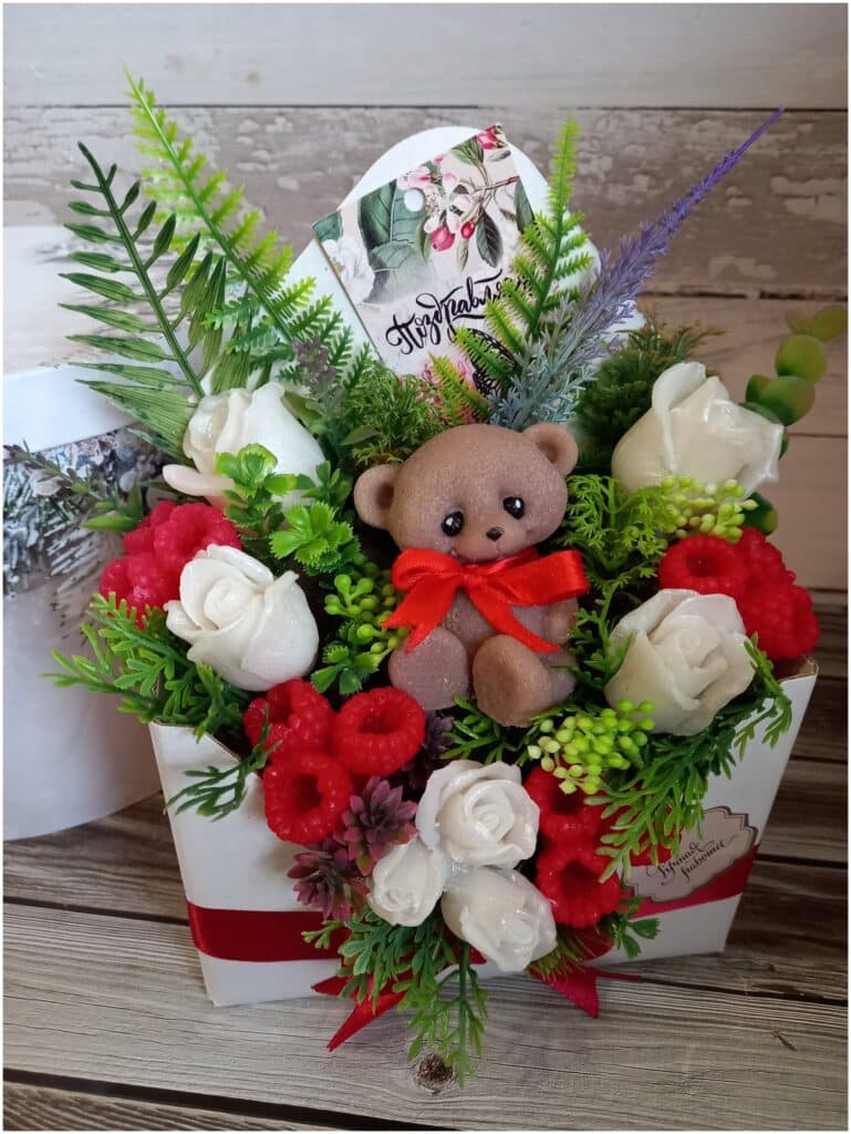 Идея для подарка: Подарочный набор букет Мыла ручной работы в кашпо конверте"Мишка с розами и малиной"