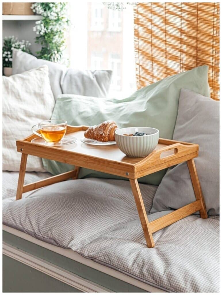 Идея для подарка: Поднос столик деревянный с ножками из бамбука для завтрака в постель кровать для подачи для ноутбука