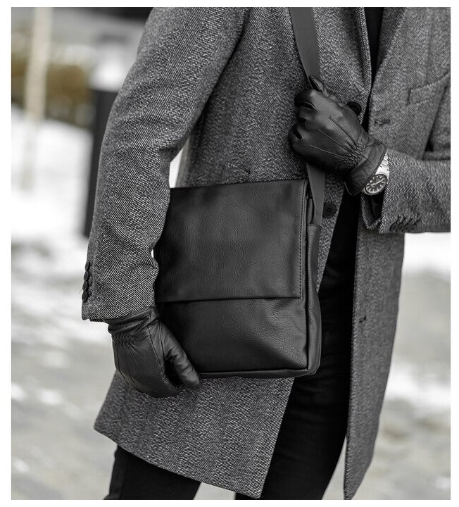 Идея для подарка: Сумка мужская на молнии, 2 наружных кармана, регулируемый ремень, цвет чёрный