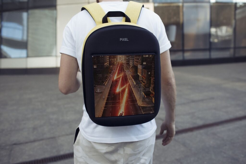 Идея для подарка: Умный рюкзак с экраном